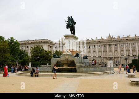 Bronze Statue von König Philipp IV. von Spanien, Plaza de Ote, Madrid, Spanien. Mai 2018 Stockfoto