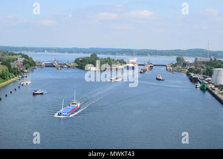 Schiffe, die in den Kanal. Andere Perspektive und Schiffstypen. Passagier- und Containerschiffe. Stockfoto