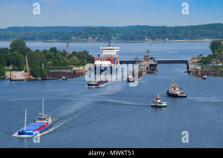 Schiffe, die in den Kanal. Andere Perspektive und Schiffstypen. Passagier- und Containerschiffe. Stockfoto