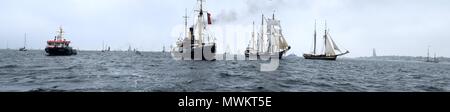 Imposante windjammer Parade in der Kieler Bucht. Windjammer unter Segeln. Einzeln oder in das herrliche Panorama. Stockfoto