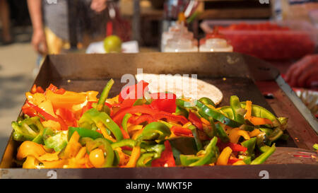 Gegrillte bunte Gemüse. Rot, Grün, Gelb und Orange Paprika auf den Grill, geschnitten auf den Streifen. Stockfoto