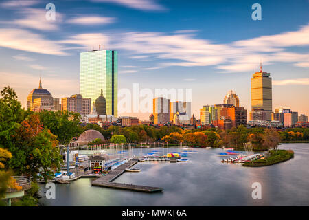 Boston, Massachusetts, USA Skyline der Stadt am Fluss. Stockfoto