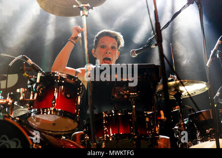 Cat Myers, Drummer von Honeyblood, live auf der Bühne. Cat Myers Drummer, Schlagzeuger, Honeyblood Honeyblood auf der Bühne. Stockfoto