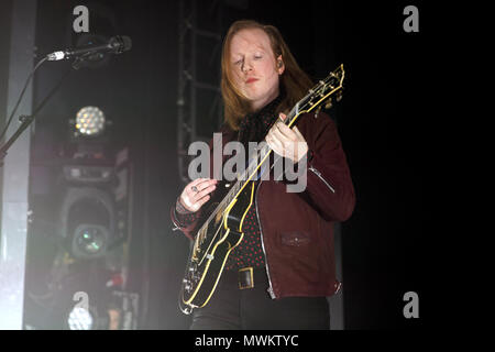 Alex Trimble von zwei Tür Cinema Club live auf der Bühne. Alex Trimble Sänger, zwei Tür Cinema Club Sänger, zwei Tür Cinema Club in Concert. Stockfoto