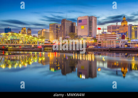 Newark, New Jersey, USA Skyline auf den Passaic River in der Abenddämmerung. Stockfoto