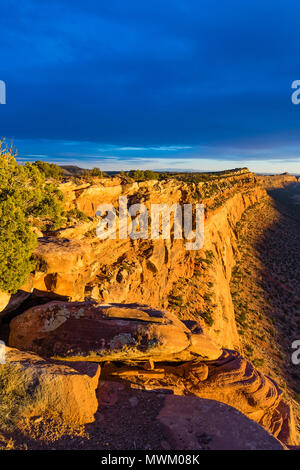 Blick nach Süden entlang Comb Ridge Klippen von oben im Abendlicht, Kamm unten Waschen, nördlich von Highway 95 West von Blanding, Utah und nördlich von Täuschung, Utah USA Stockfoto