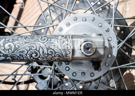 Vordere Gabel mit tattoo Motive eines Motorrads eingerichtet. Nahaufnahme Stockfoto