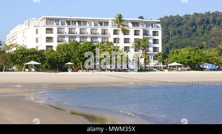 PULAU Langkawi, Malaysia - APR 4 2015: Blick auf die DANNA Luxus Hotel auf Langkawi Insel mit Strand und Meer. Stockfoto