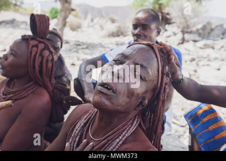 NAMIBE/ANGOLA - 28 Sep 2013 - Portrait der Afrikanischen ältere Frau, die zu einem Stamm mit Pfeife rauchen. Stockfoto