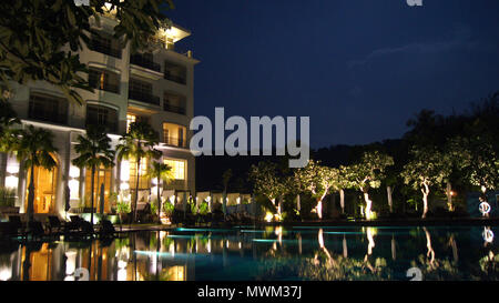 PULAU Langkawi, Malaysia - APR 4 2015: Die DANNA Luxus Hotel in der Nacht auf die Insel Langkawi mit Blick auf den Pool und den Palmengarten. Stockfoto