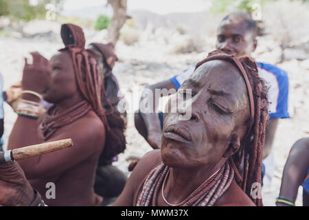 NAMIBE/ANGOLA - 28 Sep 2013 - Portrait der Afrikanischen ältere Frau, die zu einem Stamm mit Pfeife rauchen. Stockfoto