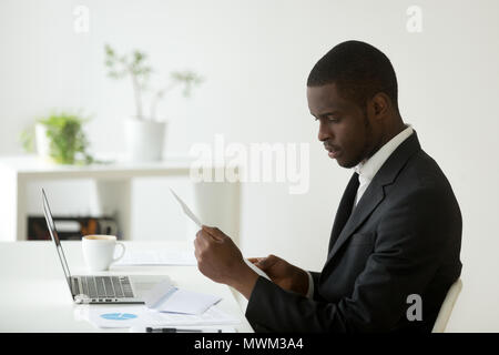 Konzentrierte sich afrikanische amerikanische Auslesen der empfangenen Unterlagen Stockfoto