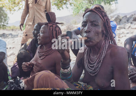 NAMIBE/ANGOLA - 28 Sep 2013 - Portrait der Afrikanischen ältere Frau, die zu einem Stamm mit Pfeife rauchen. Stockfoto