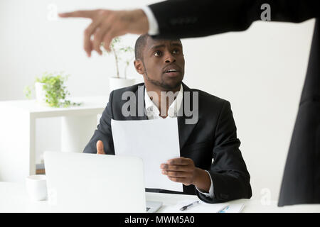 Frustriert Afrikanische amerikanische Arbeiter werden entlassen und aufgefordert, den leav Stockfoto
