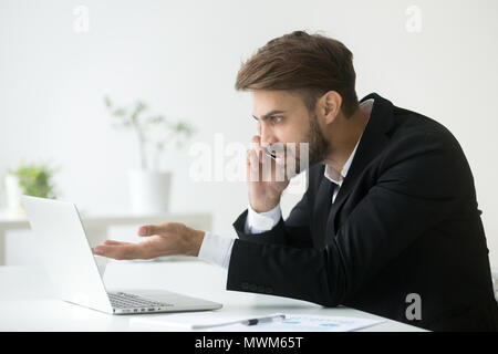 Wütend Manager reden über Telefon Unternehmen Probleme lösen Stockfoto