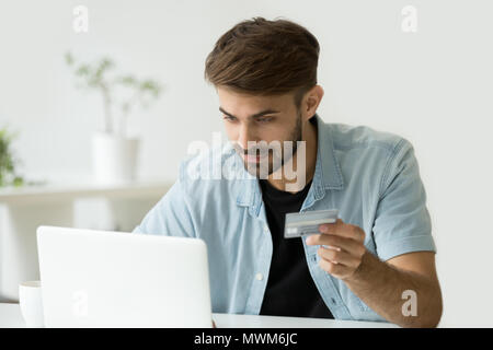 Glückliche Menschen Einkaufen online Eingabe von Kreditkarteninformationen Stockfoto