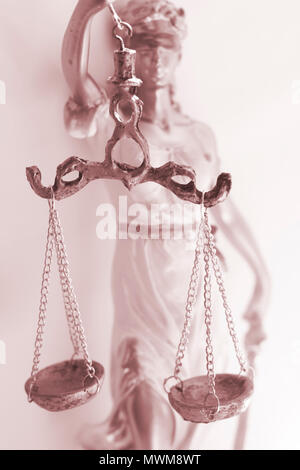 Bronze Kanzlei rechtliche Statue von Themis in den Rechtsanwälte Büro im Unternehmen. Stockfoto