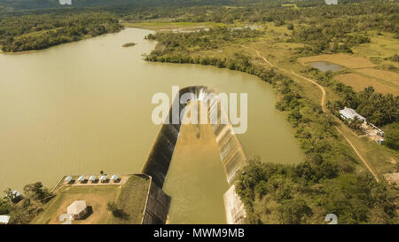 Luftaufnahme Damm auf dem See im Regenwald auf der Insel. Wasser aus der Talsperre, Wasser für die Bewässerung Landschaft. Wasserkaskaden über den See Insel Bohol, Philippinen. Stockfoto