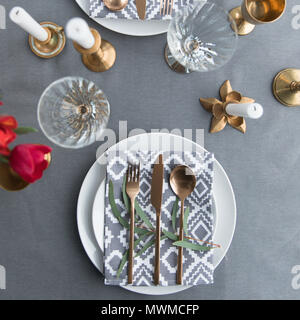 Flach mit wunderschönen rustikalen Tisch Anordnung mit altmodischen getrübt Besteck und Weingläser Stockfoto