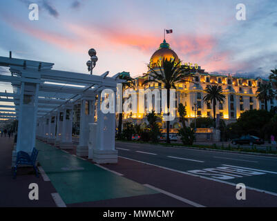 Nizza, Frankreich - 19. Mai: Nachtansicht der Hotel negresco von der Promenade des Anglais am 19. Mai 2013 in Nizza, Frankreich. Von diesem Punkt aus dem Terror Stockfoto