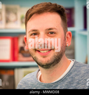 Alex T Smith, junge Autorin von Büchern für Kinder, an der Hay Festival 2018. Illustrator und Buchautor. Schöpfer der CLAUDE Bücher Stockfoto