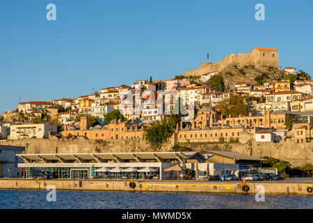 Sonnenuntergang goldenen Stunde Szene der Hafen mit Schloss im Hintergrund, Kavala, Griechenland Stockfoto