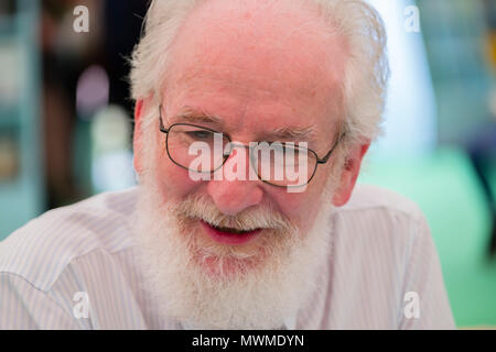 Professor David Crystal, akademische, Sprachwissenschaftler, Autor, Thema. Crystal ist ein Verfechter einer neuen Studienrichtung, Internet Linguistik und Sprache veröffentlicht hat und das Internet (2001) auf der Subje im Hay Festival der Literatur und Künste, Mai 2018 Stockfoto