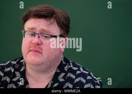 Derek Landy, irischer Schriftsteller und Drehbuchautor, am besten für den Skulduggery angenehme Reihe Bücher der jungen Erwachsenen bekannt. Im Hay Festival der Literatur und Künste, Mai 2018 Stockfoto