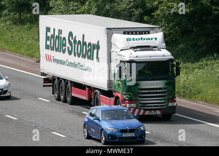 Eddie Stobart, Scania temperaturgeführte Distribution Logistik; LKW Lastwagen auf der Autobahn M6, UK Stockfoto