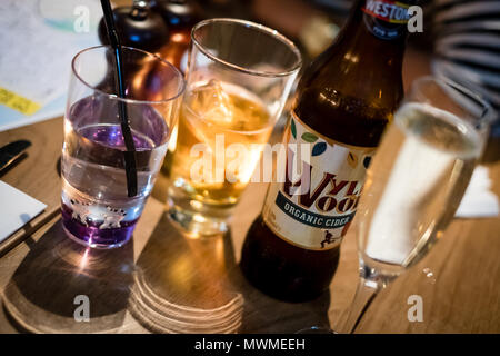 Edinburgh, Frankreich - 27 April 2017: Restaurant Tisch mit alkoholischen Getränken, einschließlich wyld Holz Apple Cider, ein traditionelles Getränk in Schottland Stockfoto