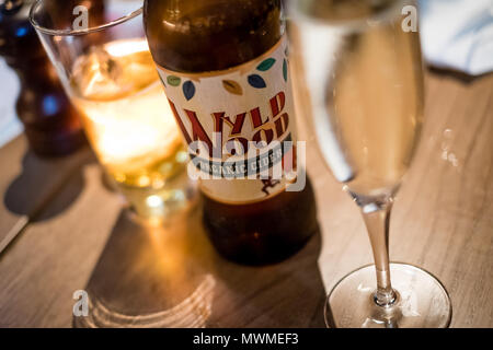 Edinburgh, Schottland - April 27, 2017: Restaurant Tisch mit alkoholischen Getränken, einschließlich wyld Holz Apple Cider, ein traditionelles Getränk in Schottland Stockfoto