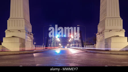 Nachtlicht Verkehr an der Phra Phuttha Yodfa Brücke, alte Brücke, Bangkok, Thailand. Stockfoto