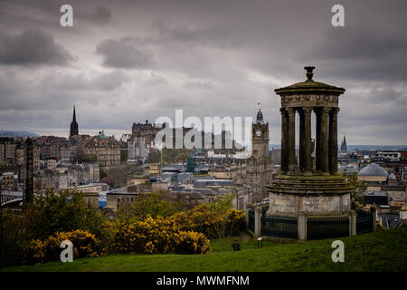 Stadt und Schloss Edinburgh, Schottland, gesehen von Calton Hill an einem bewölkten Nachmittag mit den Dugald Stewart Monument, das sich in den Vordergrund, Scott Monument Stockfoto