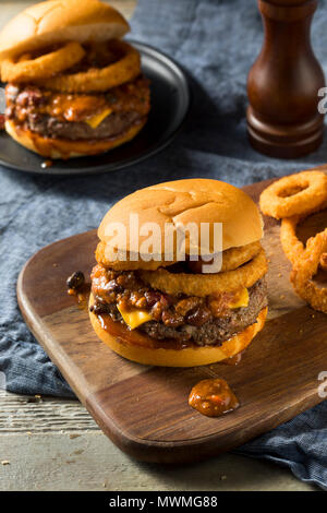 Hausgemachten Grill Chili Cheeseburger mit Zwiebelringen. Stockfoto