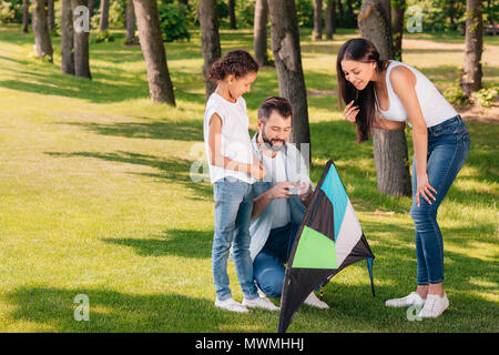 Multiethnischen Familie Montage kite beim verbringen Zeit im Freien zusammen Stockfoto