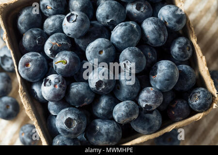 Raw Organic Blaubeeren in einem Korb Stockfoto