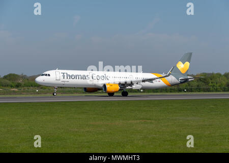 MANCHESTER, VEREINIGTES KÖNIGREICH - Mai 07, 2018: Thomas Cook Airlines Airbus A330 Abfahrt Flughafen Manchester Stockfoto