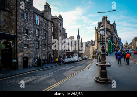 Eine Statue von greyfriars Bobby außerhalb der Greyfriars Public House in Edinburgh, Schottland. Bobby war ein Skye Terrier, die angeblich 14 Jahre verbrachte, guardi Stockfoto