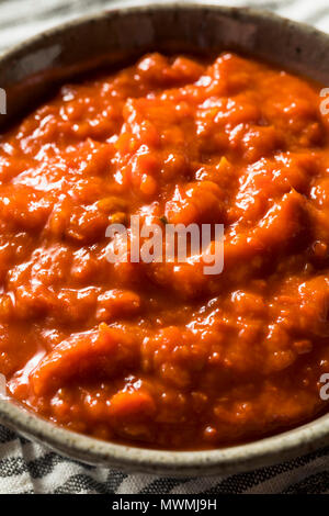 Hausgemachte würzige Harrisa Sauce in eine Schüssel geben. Stockfoto