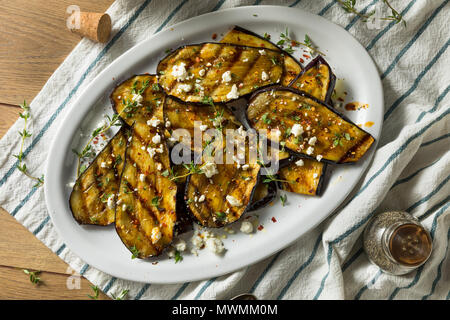 Hausgemachte Gegrillte Aubergine mit Feta und Kräuter Stockfoto