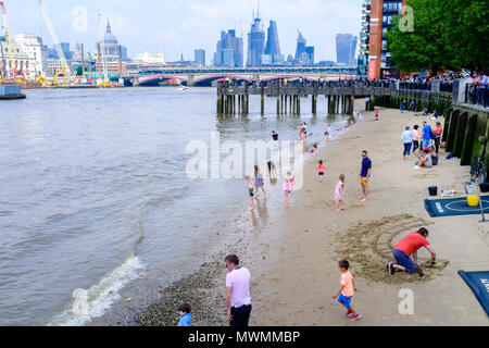 Die Menschen genießen den Sandstrand der Themse Vorland bei Ebbe. Stockfoto