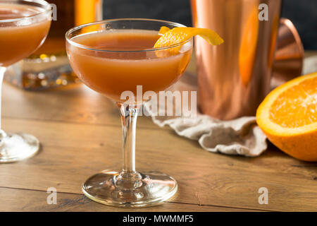 Hausgemachte Smokey Blut und Sand Cocktail mit Orangen und Scotch Stockfoto