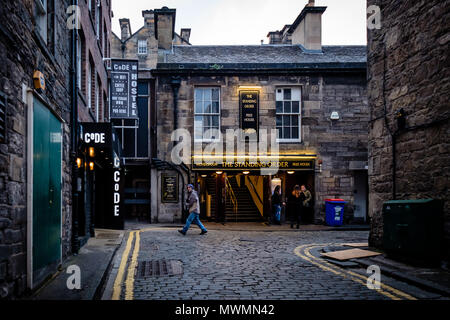 Edinburgh, Schottland - April 27, 2017: Der Dauerauftrag Pub, berühmte alte Pubs in Edinburgh auf der Rose Street. Edinburgh, Schottland Stockfoto