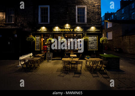 Edinburgh, Schottland - 27. April 2017: Die Shoogly Peg Pub, berühmte alte Pubs in Edinburgh auf der Rose Street. Edinburgh, Schottland. Stockfoto