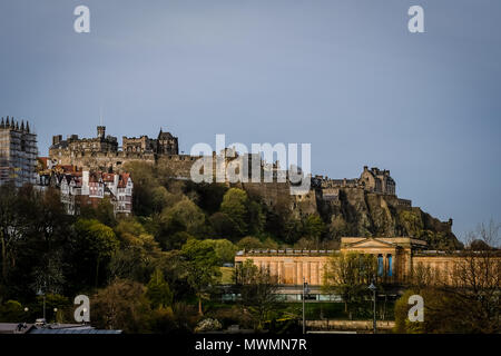 Blick auf die Burg von Edinburgh aus Waverly Station in Edinburgh, Schottland, während der frühen Morgen an einem bewölkten Tag. Stockfoto