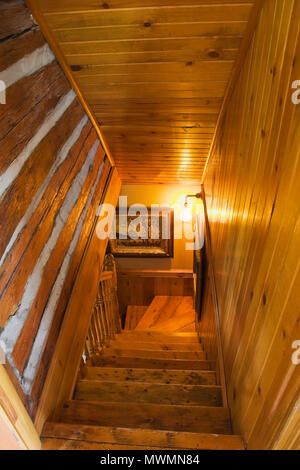 Treppe führt zum Keller in einem alten Blockhaus. Stockfoto