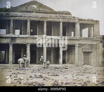 . Innenraum der Secundra Bagh nach der Schlachtung von 2.000 Rebellen durch die 93Rd Highlanders und 4 Punjab Regiment. Ersten Angriff von Sir Colin Campbell im November 1857, Lucknow. Eiklar Silber drucken, von Felice Beato, 1858. Am Stadtrand von Lucknow gelegen, es war der Schauplatz von heftigen Kämpfen im November 1857. Nach der Aktion, der britischen Toten wurden in einem tiefen Graben vergraben, sondern die Indische Leichen zu verrotten. Später hatte die Stadt evakuiert und bis März 1858 und es war kurz danach, dass Beato wahrscheinlich dieses Foto nahm wurde nicht zurückerobert. Als einer zeitgenössischen commen Stockfoto