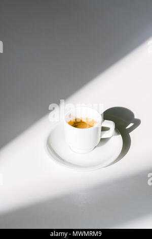 Tasse leckeren Kaffee in der weißen Schale auf weiße Oberfläche Stockfoto