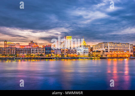 Savannah, Georgia, USA Stadtbild auf River Street in der Morgendämmerung. Stockfoto