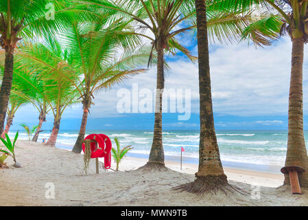 Itacaré, Brasilien - Dezember 11, 2016: Strand und Meer mit Palmen und ein Ring Rettungsschwimmer Boje auf dem Hintergrund Stockfoto